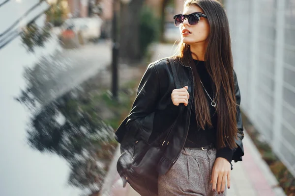 Fille élégante marche à travers la ville — Photo