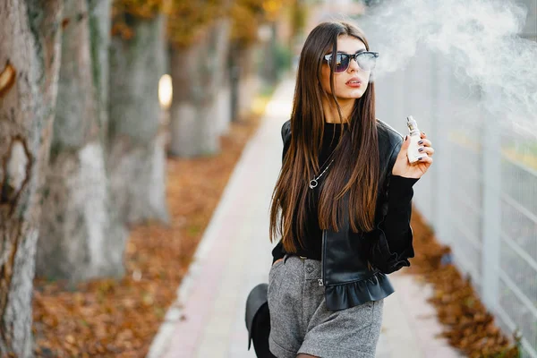 Fille élégante fumant une e-cigarette — Photo