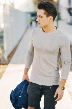 Şehirdeki şık adam