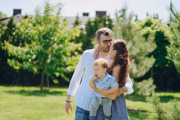 Familie im Wald — Stockfoto