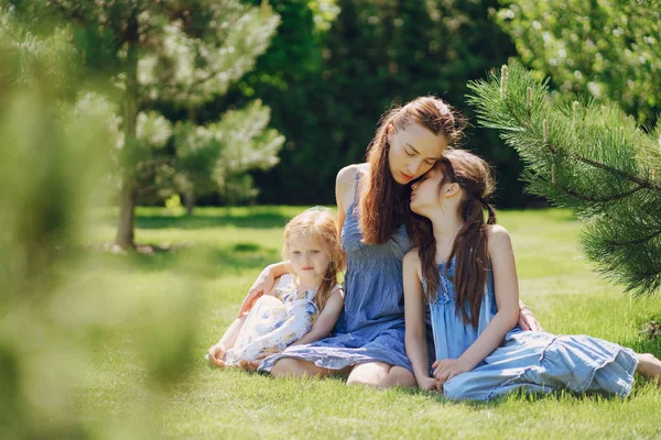Mãe com filhas — Fotografia de Stock