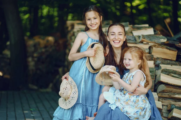 Mãe com filhas — Fotografia de Stock