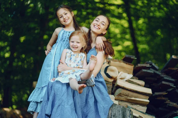Moeder met dochters — Stockfoto