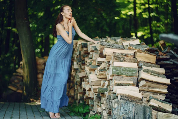 Menina em uma floresta — Fotografia de Stock