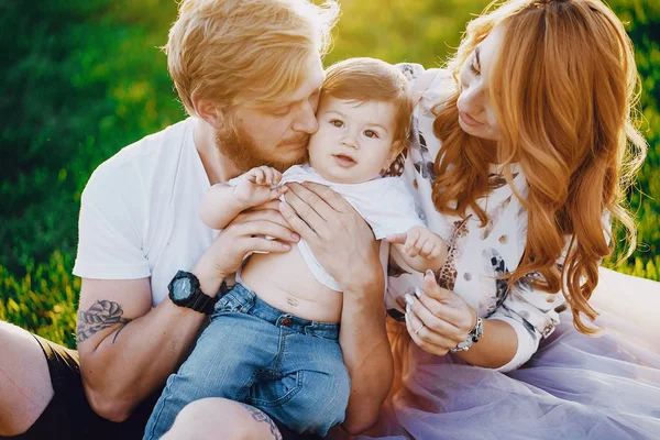 Familia en un parque — Foto de Stock