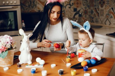 Anne ve küçük oğlu mutfakta.