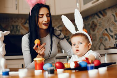 Anne ve küçük oğlu mutfakta.