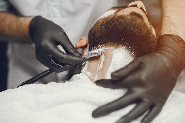 Berber onun sakallı adam keser