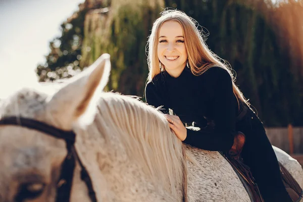 Elegants meisje met een paard in een ranch — Stockfoto