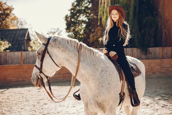 Elegante meisjes met een paard in een ranch — Stockfoto