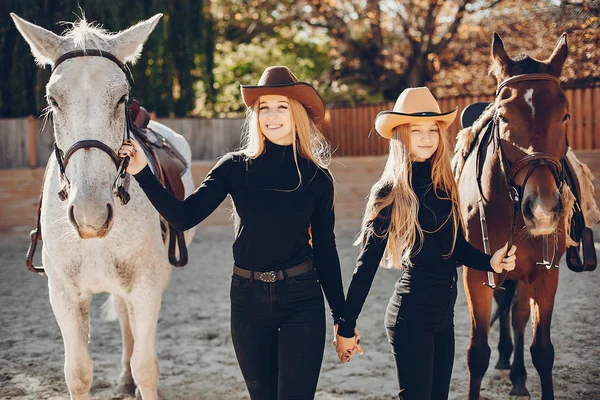 Ragazze eleganti con un cavallo in un ranch — Foto Stock