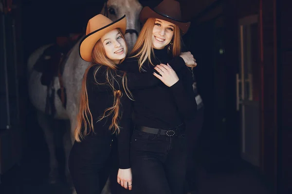Chicas elegantes con un caballo en un rancho —  Fotos de Stock