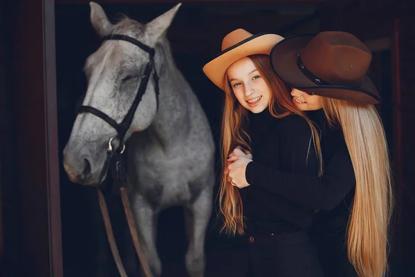 Eleganckie dziewczyny z koniem w ranczo — Zdjęcie stockowe