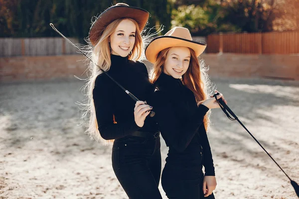 Girls in a cowboys hat on a ranch — Stock Photo, Image