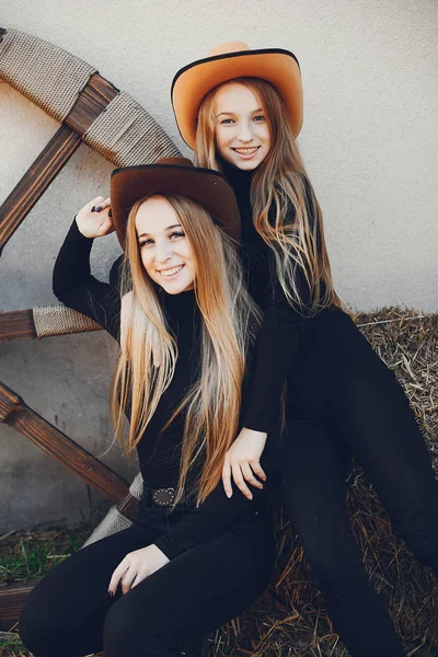 Chicas en un sombrero de vaqueros en un rancho — Foto de Stock