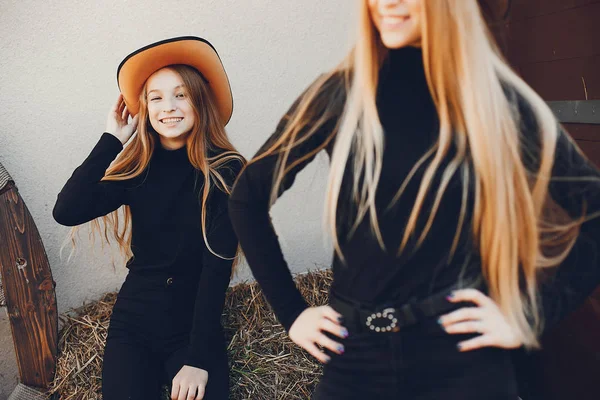 Meninas em um chapéu de cowboys em um rancho — Fotografia de Stock