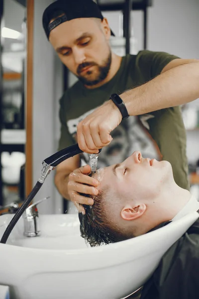 Hombre en la peluquería . —  Fotos de Stock