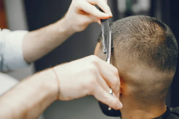 一个男人在理发店理发 — 图库照片