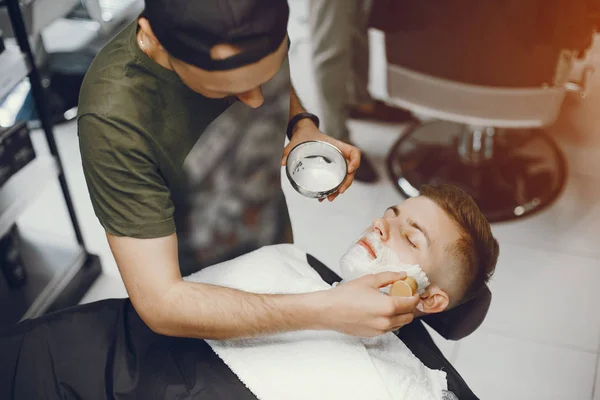 El hombre se corta la barba en la barbería. —  Fotos de Stock