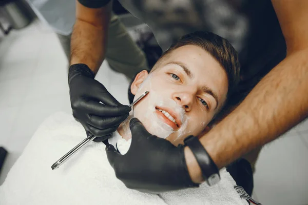 El hombre se corta la barba en la barbería. —  Fotos de Stock