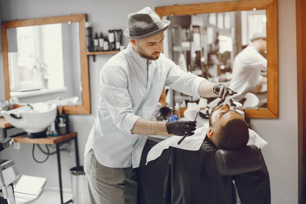 Człowiek wycina brodę w salonie fryzjerskim — Zdjęcie stockowe