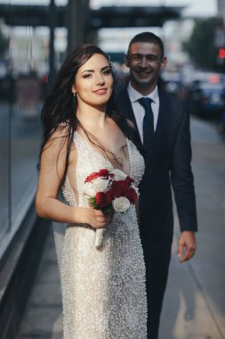 Bir şehirde düğün.