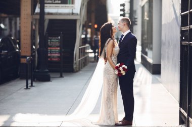 Bir şehirde düğün.