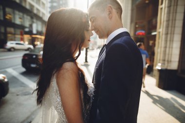 Bir şehirde düğün.