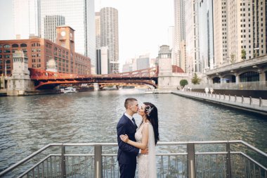 Bir şehirde düğün.