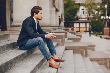 Bir yaz şehirde yakışıklı businesman