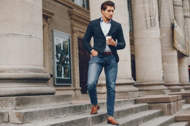 Bir yaz şehirde yakışıklı businesman