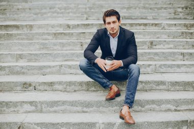 Bir yaz şehirde yakışıklı businesman