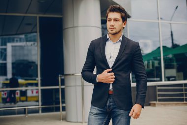Bir yaz şehirde yakışıklı businesman