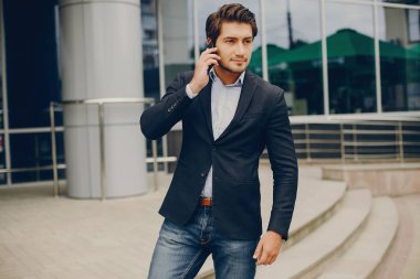 Bir yaz şehirde yakışıklı businesman