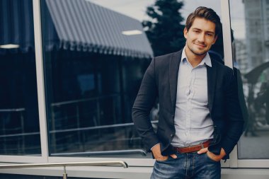 Bir yaz şehirde yakışıklı businesman