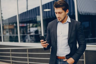 Bir yaz şehirde yakışıklı businesman