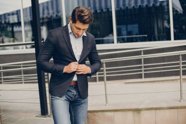 Bir yaz şehirde yakışıklı businesman