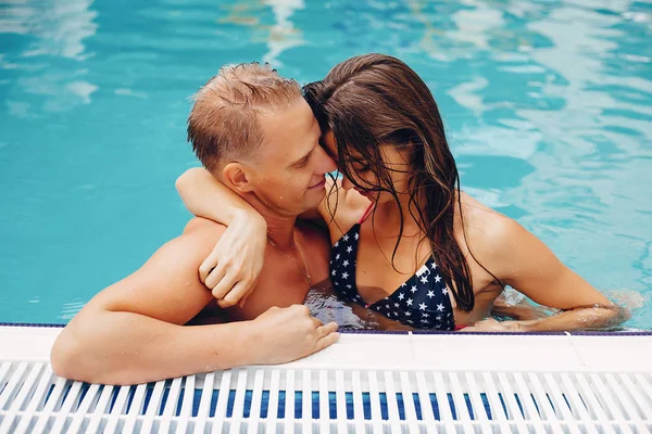 Elegante pareja nadando en la piscina —  Fotos de Stock
