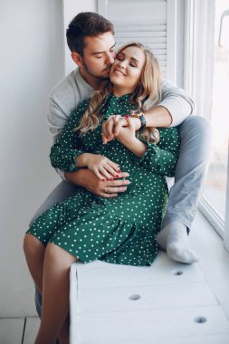 Bir stüdyoda oturan zarif Çift