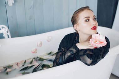 Şık ve güzel kız banyoda yatıyor