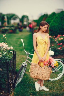 Bisiklet ile güzel kız