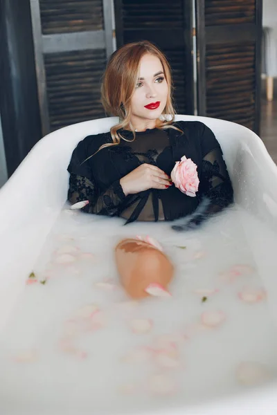 Şık ve güzel kız banyoda yatıyor — Stok fotoğraf