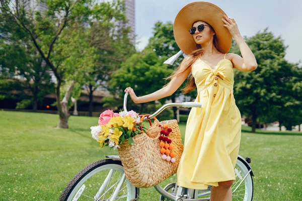 Chica bonita con bicicleta — Foto de Stock