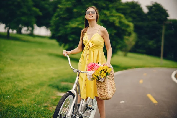 Chica bonita con bicicleta — Foto de Stock