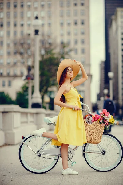 Chica bonita con bicicleta — Foto de Stock