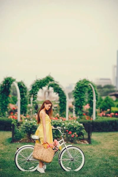 Bella ragazza con la bicicletta — Foto Stock