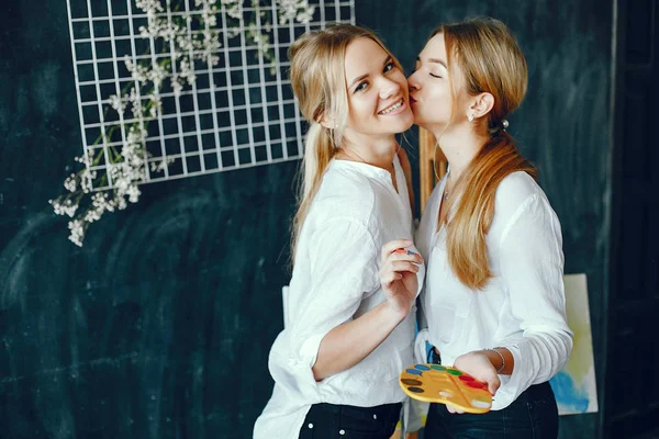 Hermosa mamá y su hija están dibujando — Foto de Stock