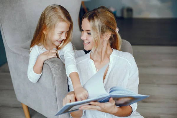 Mutter liest mit Tochter ein Buch — Stockfoto