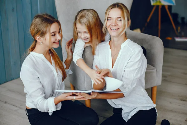 Mutter liest mit Töchtern ein Buch — Stockfoto