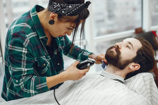 Stylowy mężczyzna siedzi u fryzjera — Zdjęcie stockowe